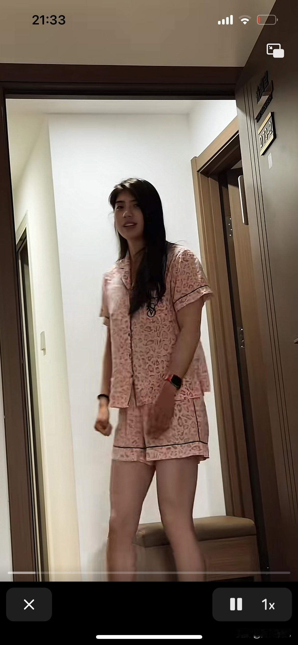 “泳坛一姐”张雨霏，真的太大胆了，穿个睡衣就敢拍视频，而且又是素颜，没有打扮，不