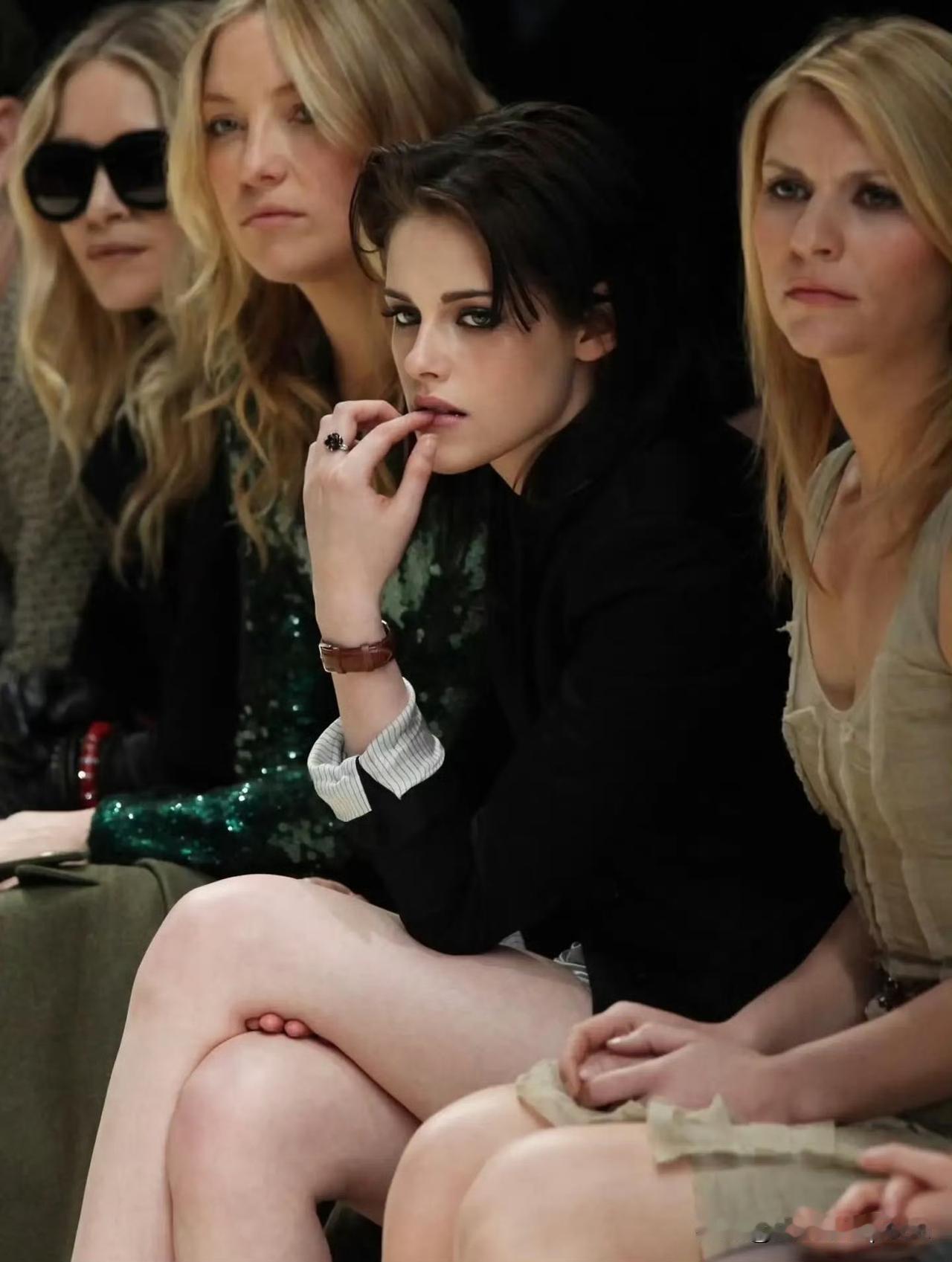 小k早期这颜值真的好绝！
第一眼就会被脸蛋击中，那种冷冽又精致的线条，美丽漂亮中