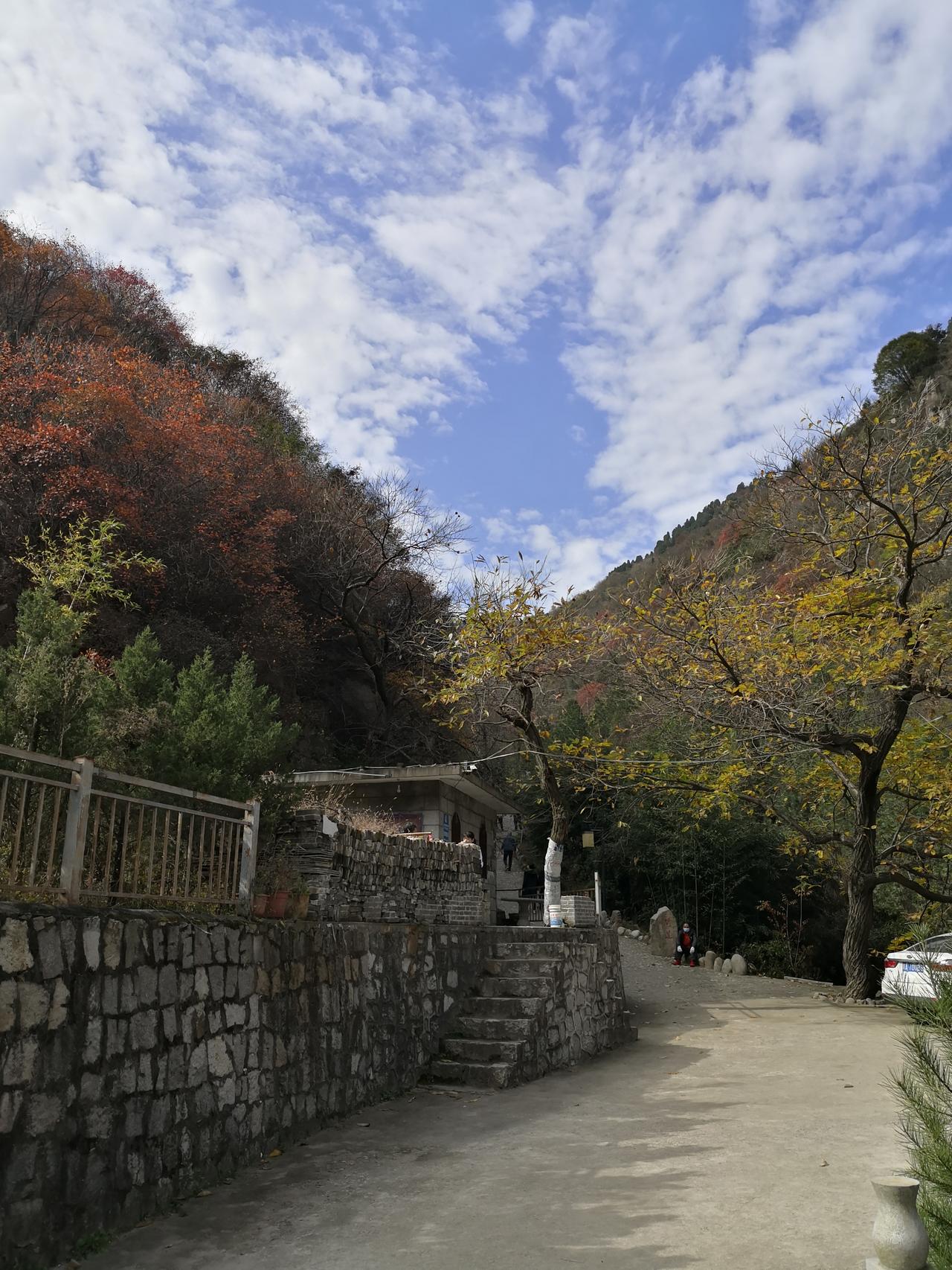 发一张图片，让我猜出你在哪里拍的走进大山深处，青山叠翠，清泉潺潺流淌，山水相依，