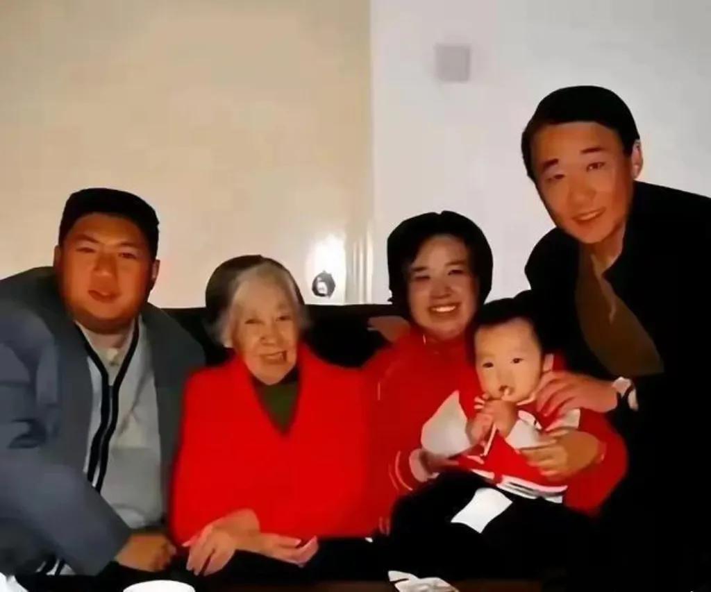 这是84岁的王光美和儿子刘源，以及邵华等人的真实样貌，都看看吧，邵华怀里抱着2岁