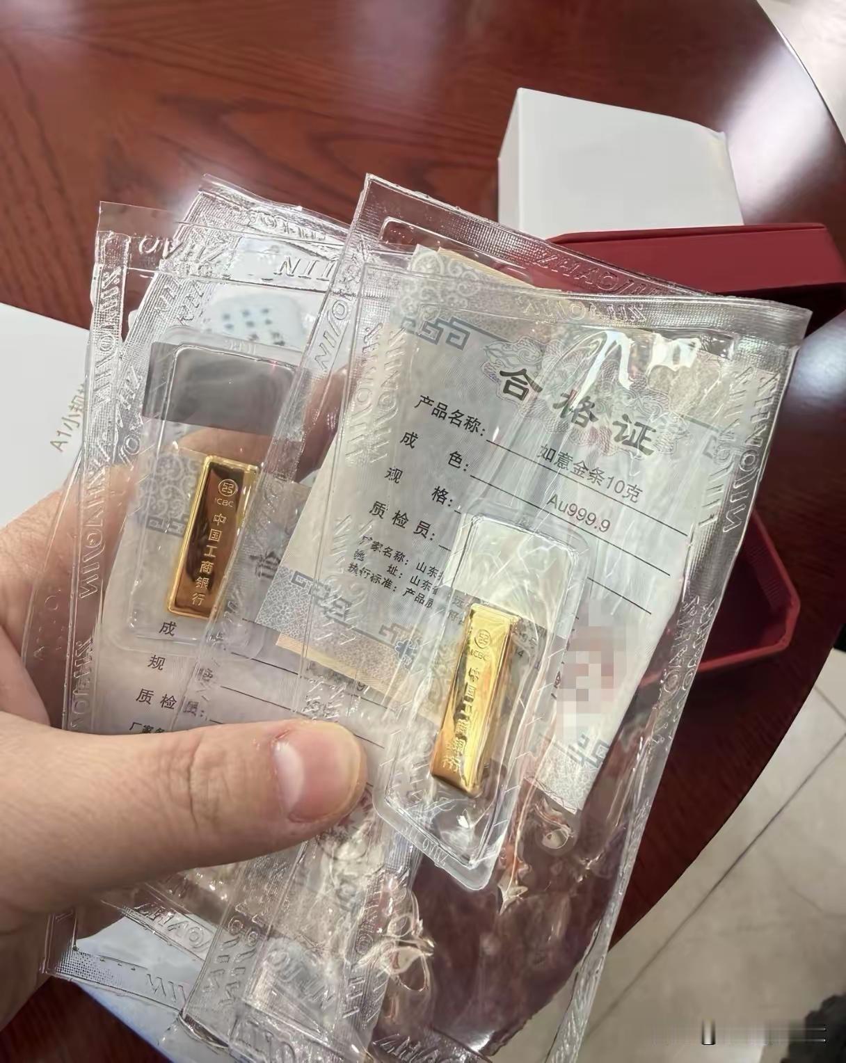重仓黄金的人今天估计看着账户直揪心，6月25日金价跌到867一克，行情波动直接磨