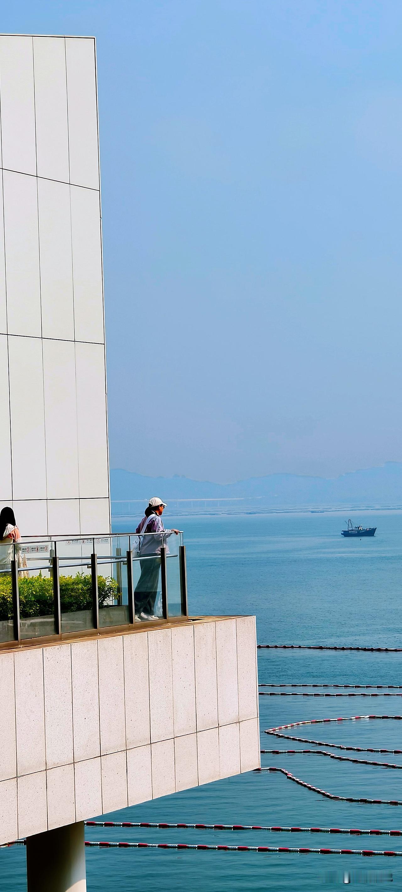 昨天在海上世界逛完，晚上就住大梅沙啦，听着海浪睡觉的感觉太棒了！今天打算去溪涌玩