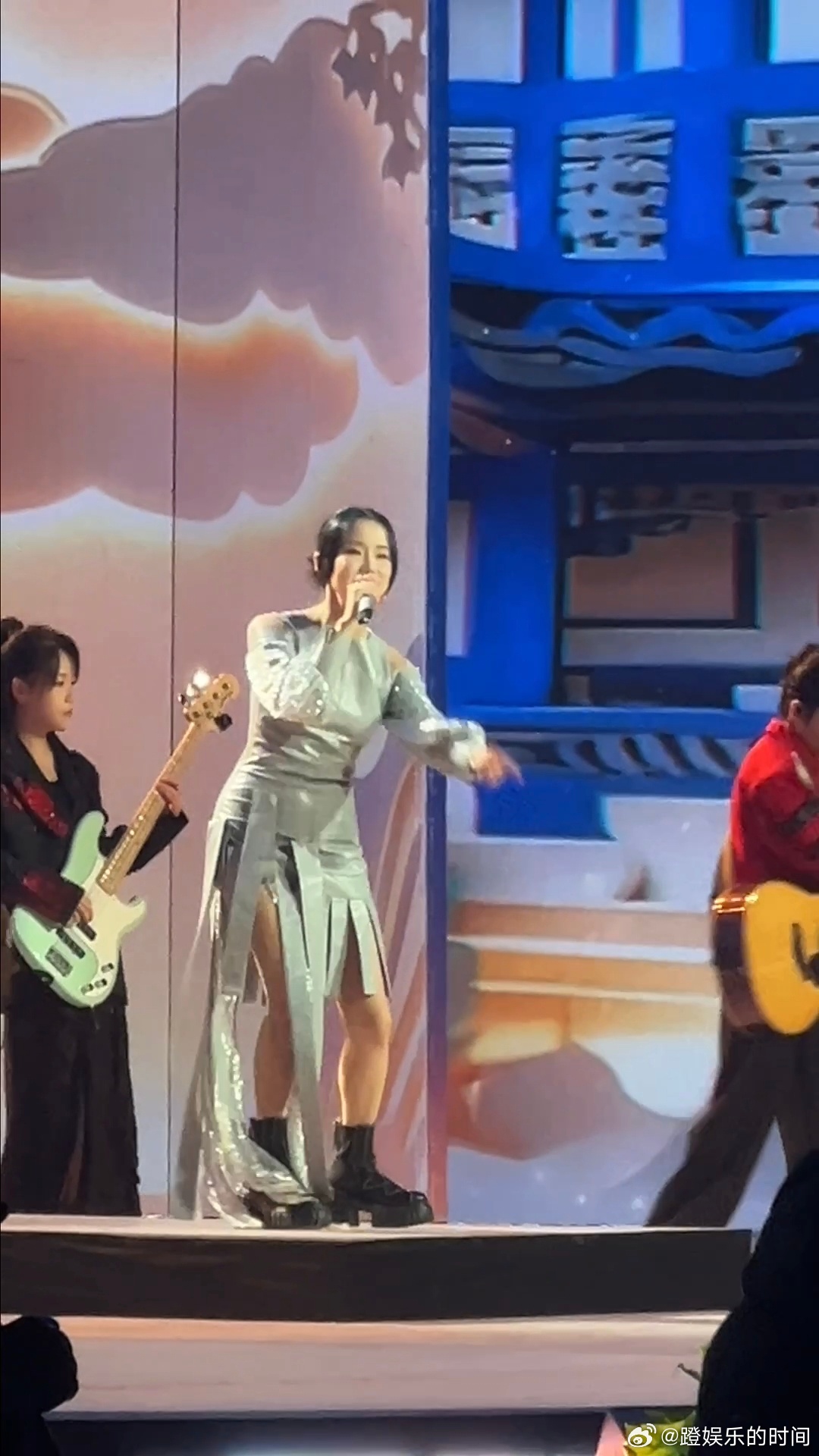 黄龄央视晚会路透带了3套造型 央视2026非遗晚会黄龄路透炸场，3套造型风格切换