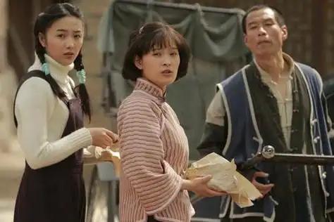 女人不一定为难女人，但——穷人经常为难穷人！

这段摊贩互殴的视频（图三）无论真