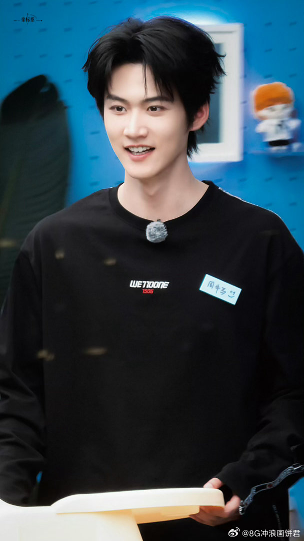 周柯宇外卖收件人写吴彦祖 “你好，吴彦祖先生您的外卖”“知道了，放门口吧”。这段