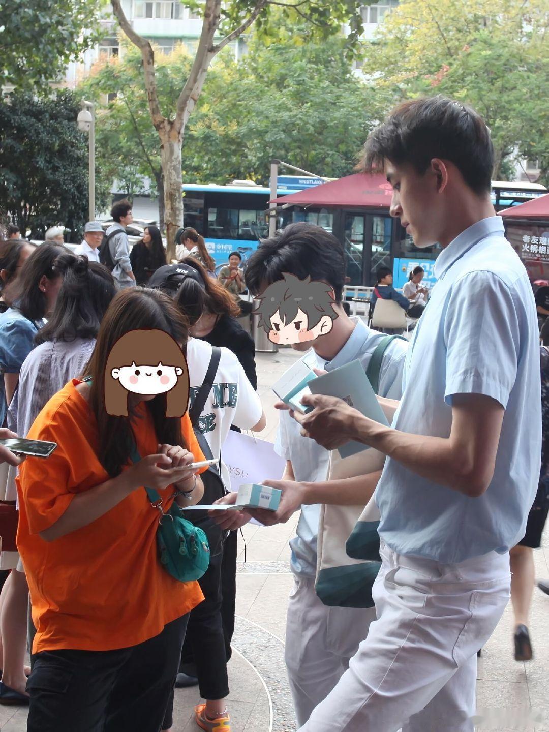 敖瑞鹏街上发传单时期敖瑞鹏发传单旧照 在街上发传单时期旧照，一眼大帅哥，接遇到！