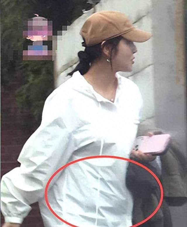 医院乌龙酸辣粉风波，搭配寸头男同框，张佳宁宽松穿搭屡遭造谣