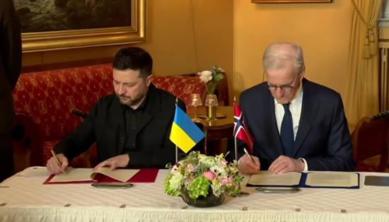 【泽连斯基与挪威首相签署防务伙伴关系宣言。签署仪式在奥斯陆举行，乌克兰总统此前抵