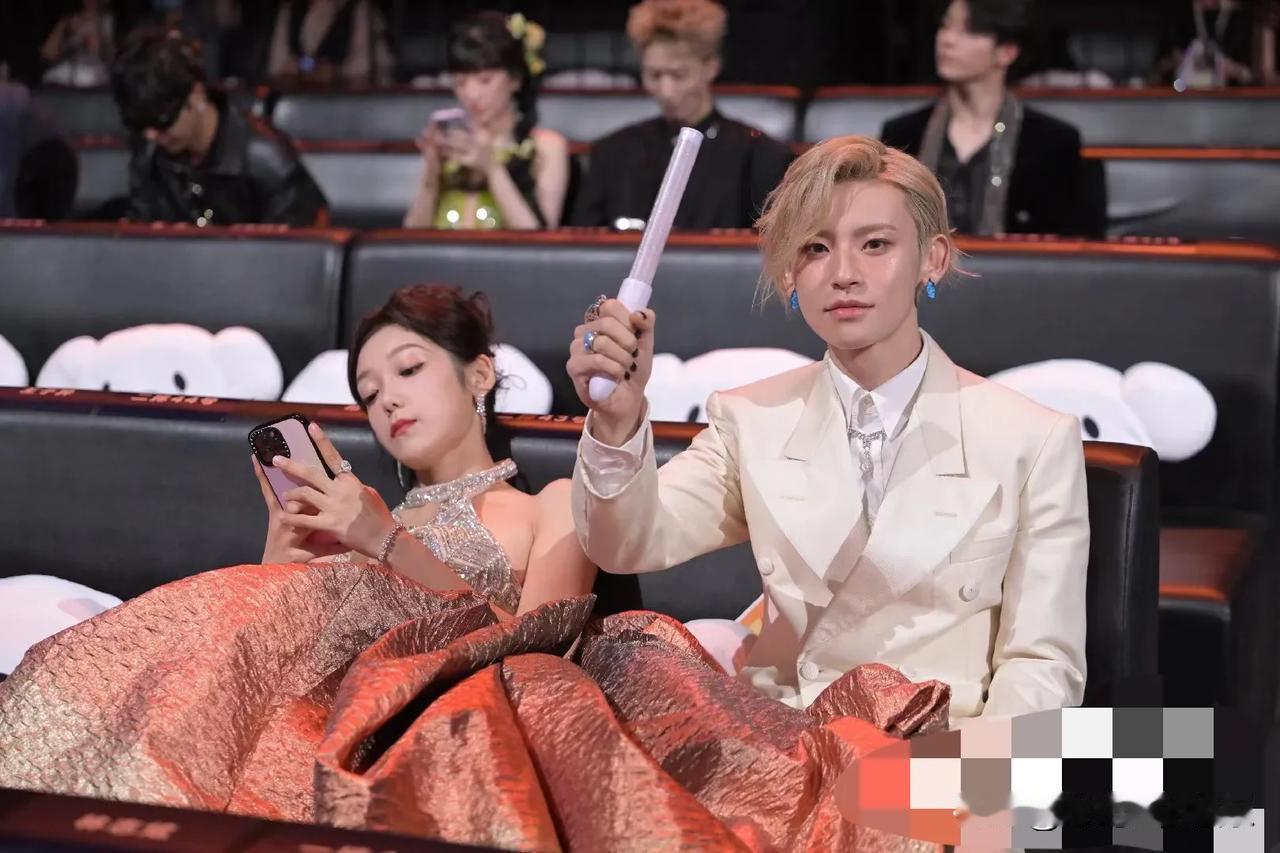 音乐盛典上她俩共用一条被子！
当年他踩她裙👗
现在拿她裙当被子，音乐盛典最好看