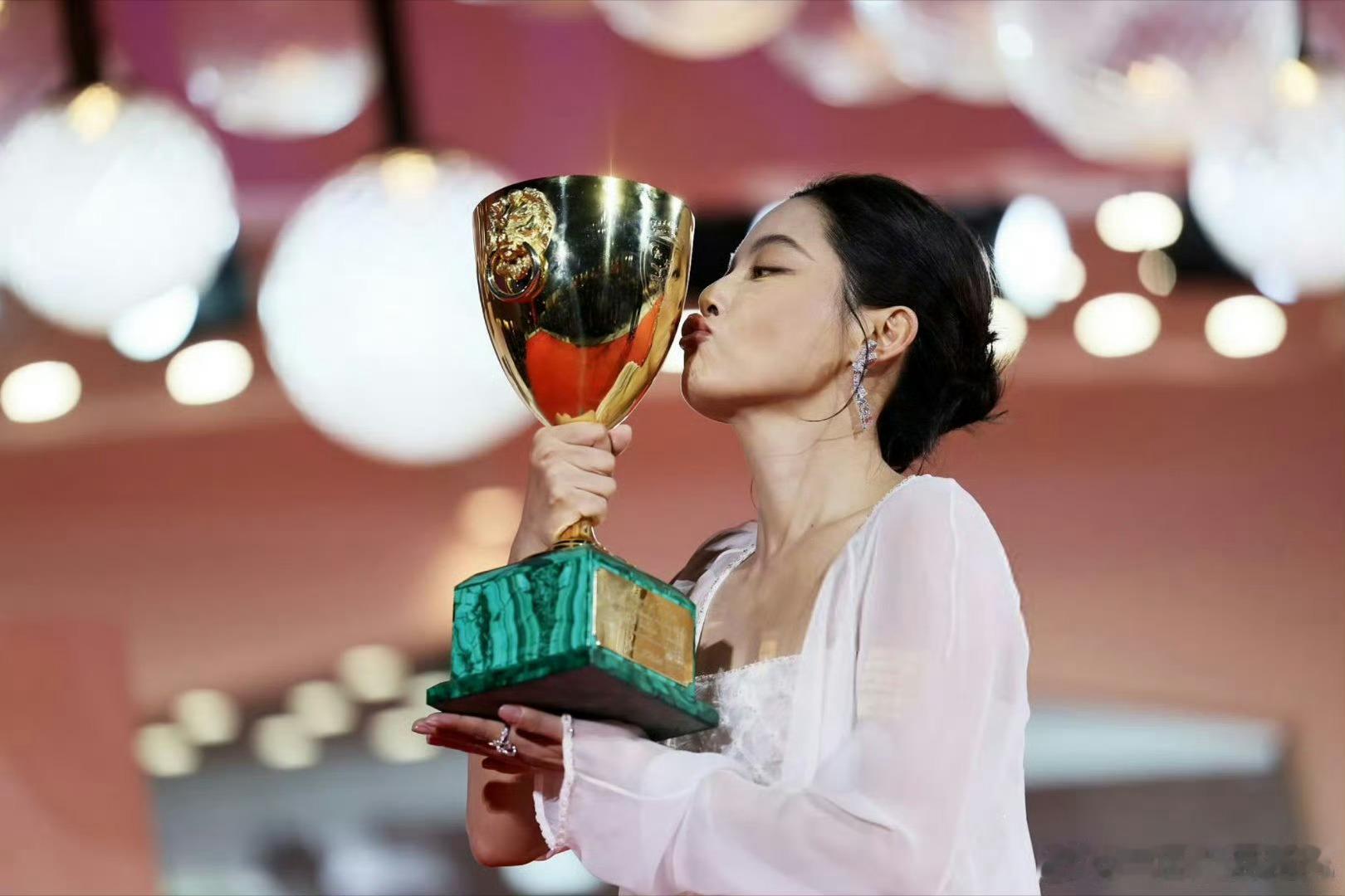 今年获得A类电影节影后的华人女演员🏆辛芷蕾《日掛中天》威尼斯影后万    茜《