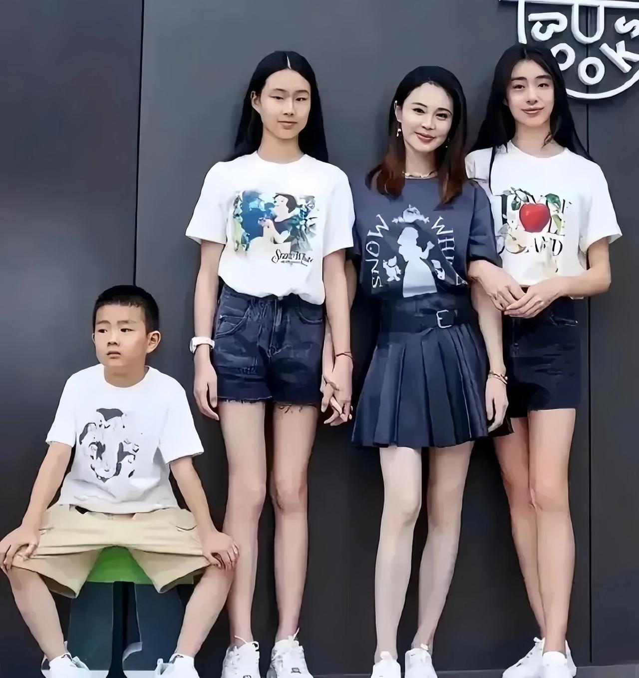 妈妈与三个孩子在一起的合影。
妈妈好年轻啊，看着跟两个女儿就像是姐妹。