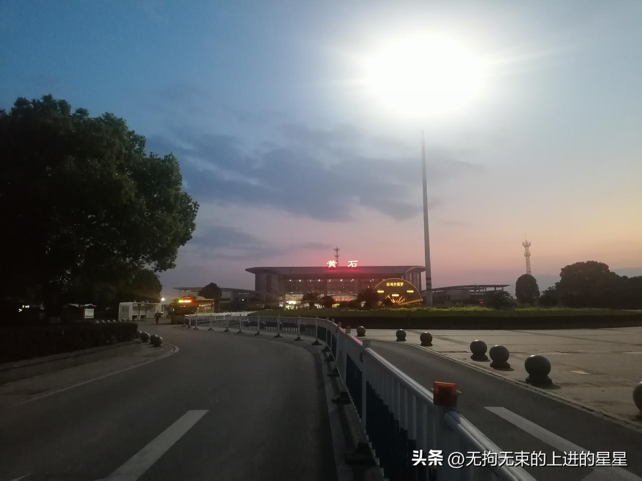 [燃烧的心]爱自己！[心]爱生活！
就从抬头看看天空开始！

        我