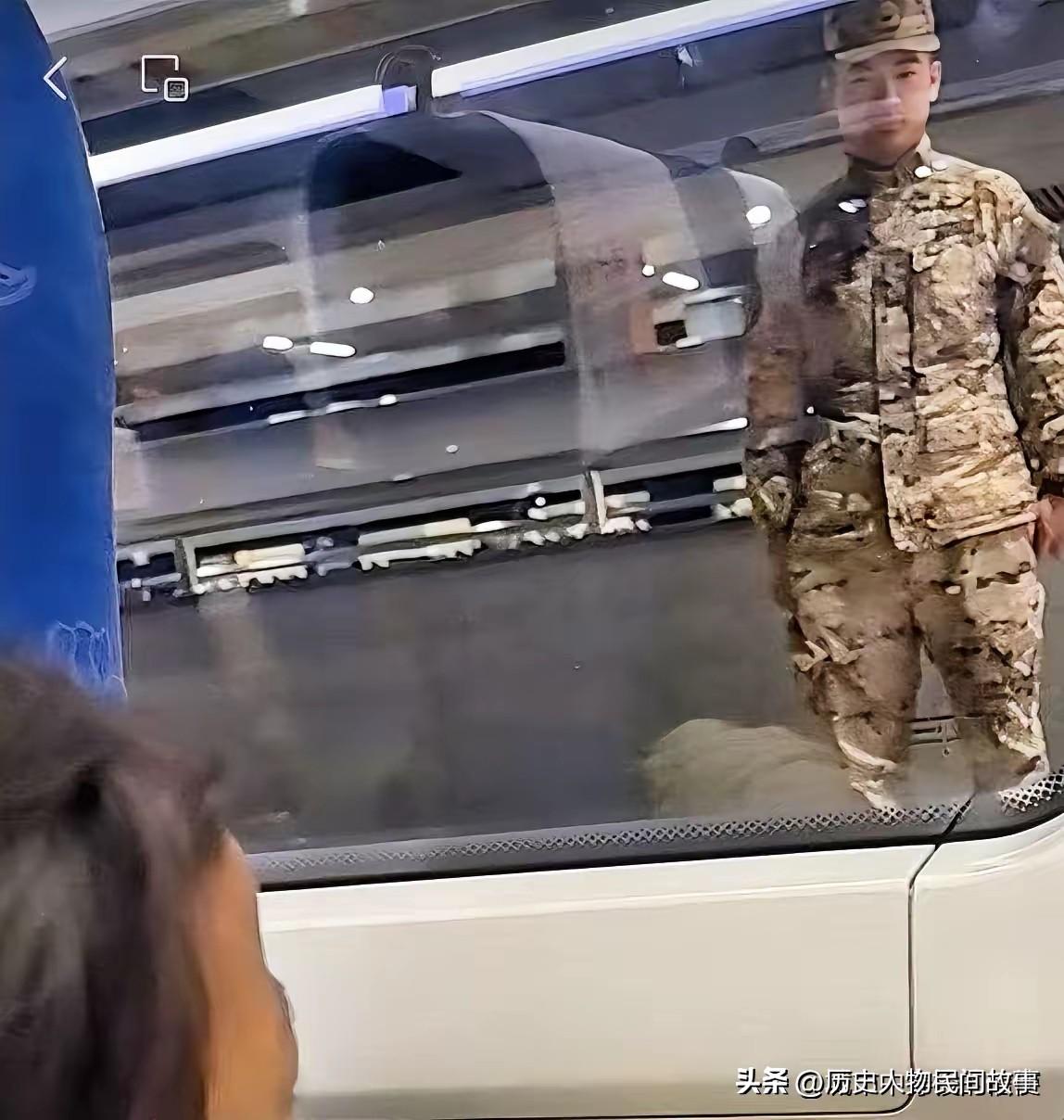 上海，1妈妈带着女儿坐动车回家，爸爸在站台送别，万万没想到车开动的那一刻女儿转身