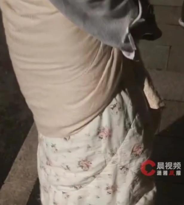 深夜宜宾高县爆发 5.5 级浅源地震，整栋宿舍数百人逃生，夺冠的竟是裸睡女生！她
