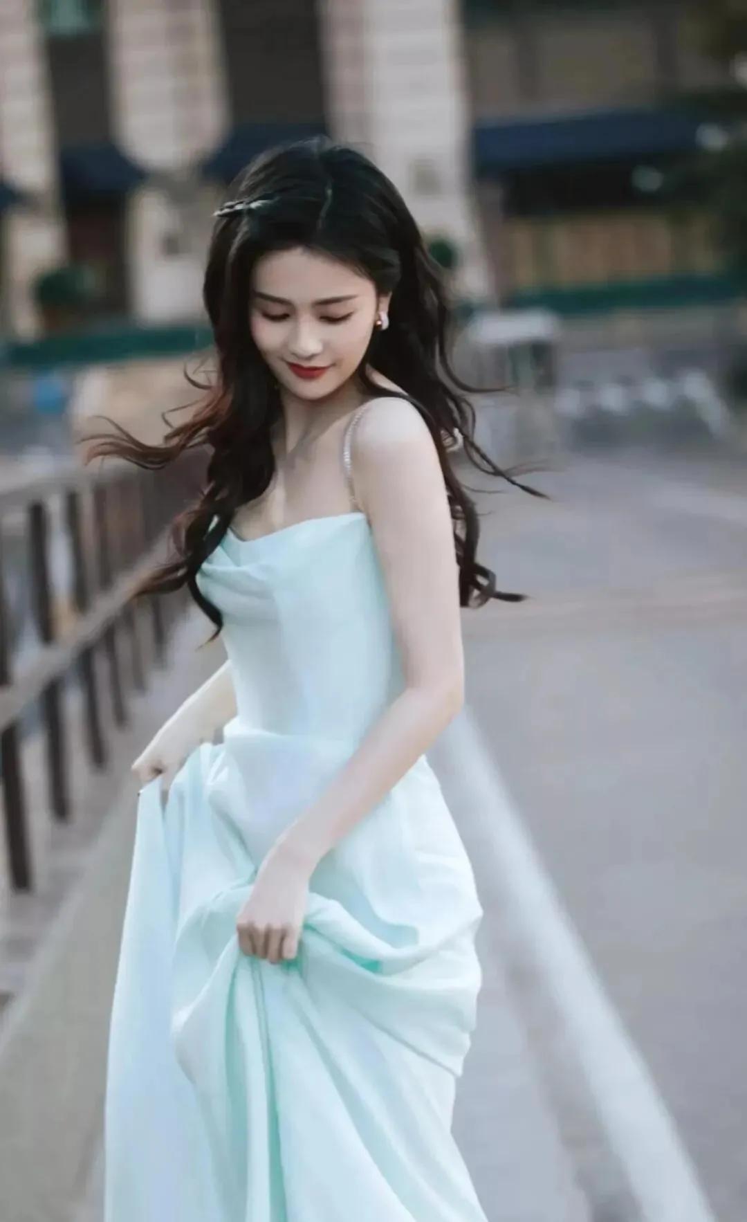 白鹿是一位备受赞誉的演员，她在影视界有着非常高的知名度和美誉度。她的演技和外貌都