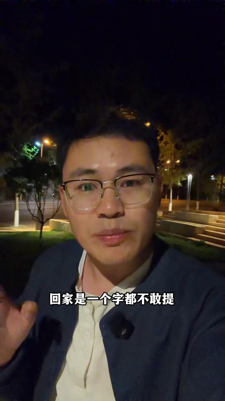尊敬师长是家训也是国训。
我们小时候在学校挨了老师的打，回家是一个字都不敢提。为