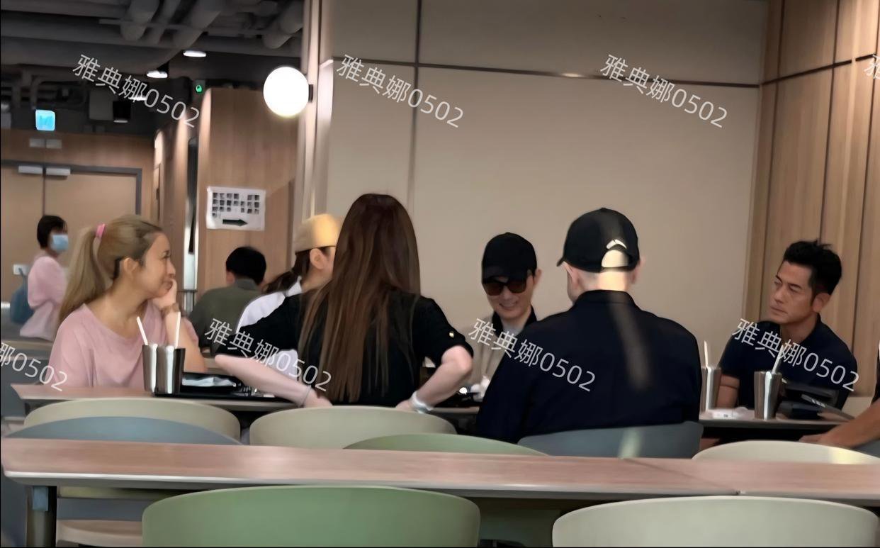 郭富城和好友张智霖袁咏仪夫妇现身港大食堂吃饭！没带老婆方媛！ ​​​