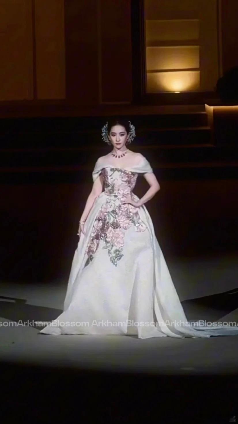 仙这恐怖如斯的面部折叠度——刘亦菲简直就是精雕细琢艺术本身……怎么会有人暗光下能