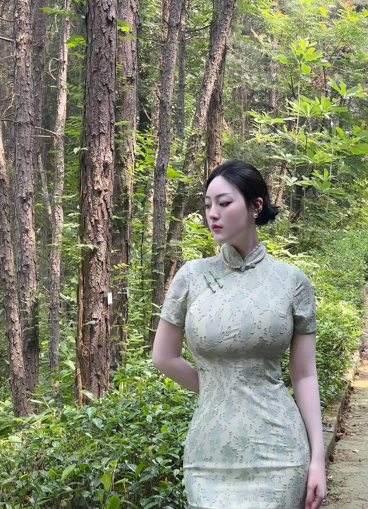 复古韵味：修身浅绿旗袍在自然秘境中的温婉呈现江南风旗袍照