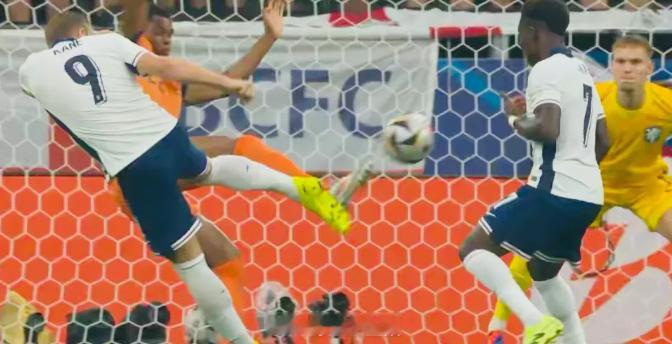 #荷兰上半场1比1英格兰# 比分1：1，门框1：1～荷兰英格兰半场30分钟半斤八