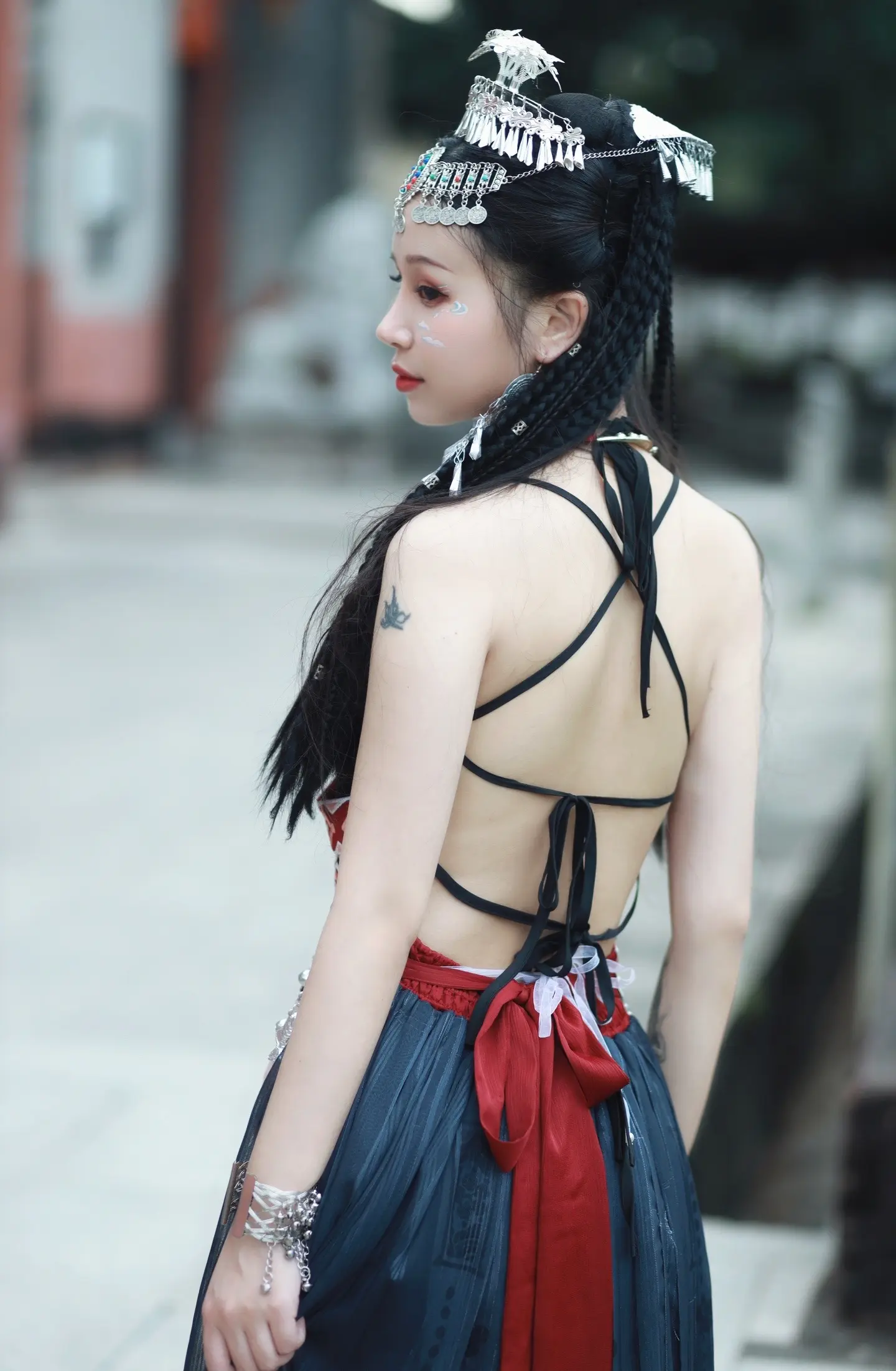 还是喜欢美背吧。以前南社古村拍的，突然觉得这背蛮好看，拿出来修一下。模特：小陶 摄影：根华 