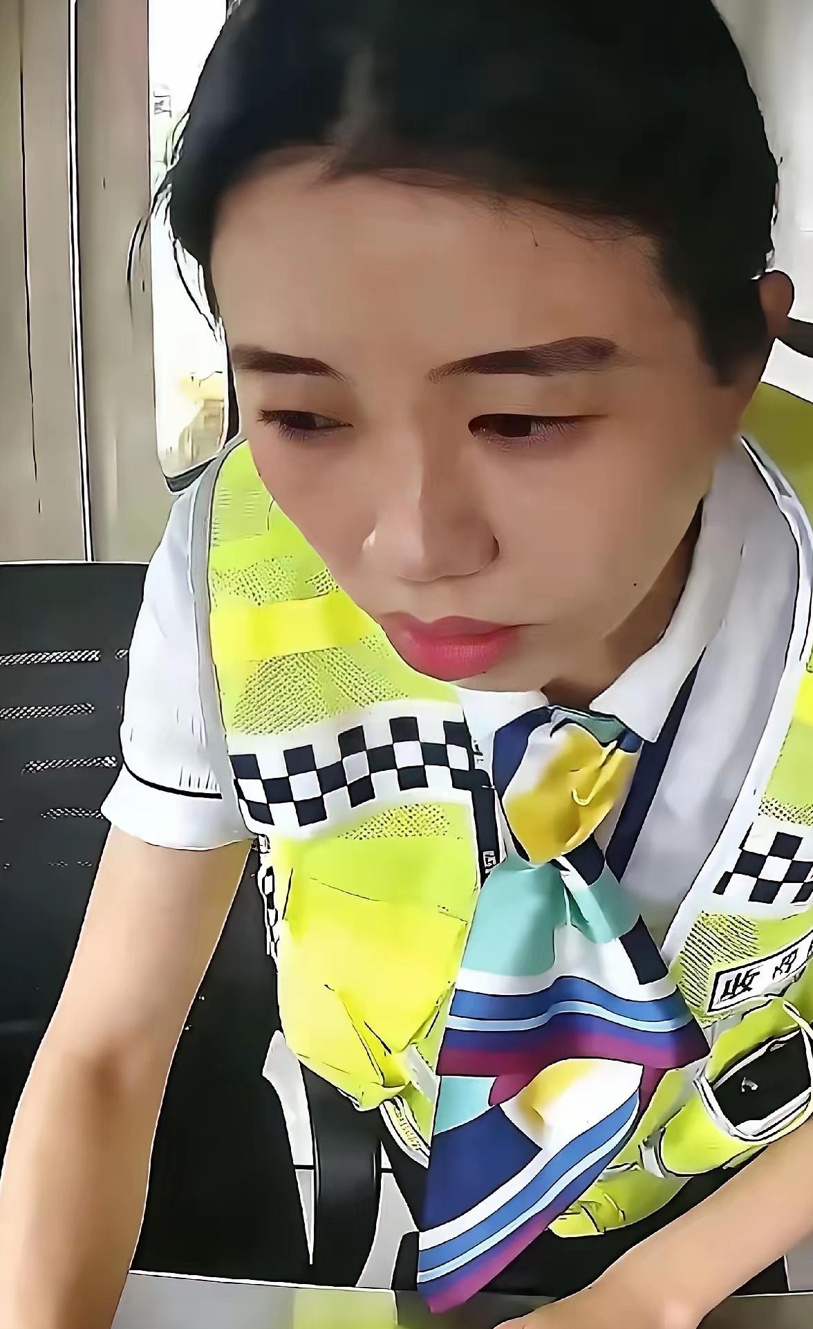 这个女的火了！”浙江，男子开货车下高速，需要交1396元通行费才能走，没想到，男
