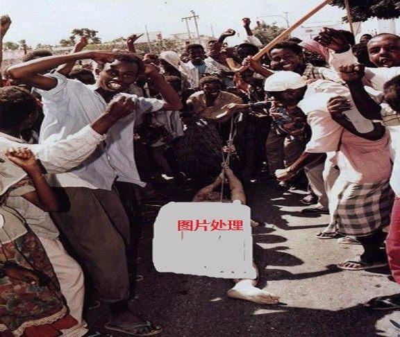《黑鹰坠落》中被杀三角洲队员戈登和舒加特舍生忘死，舍己为战友，死后被贪生怕死的战