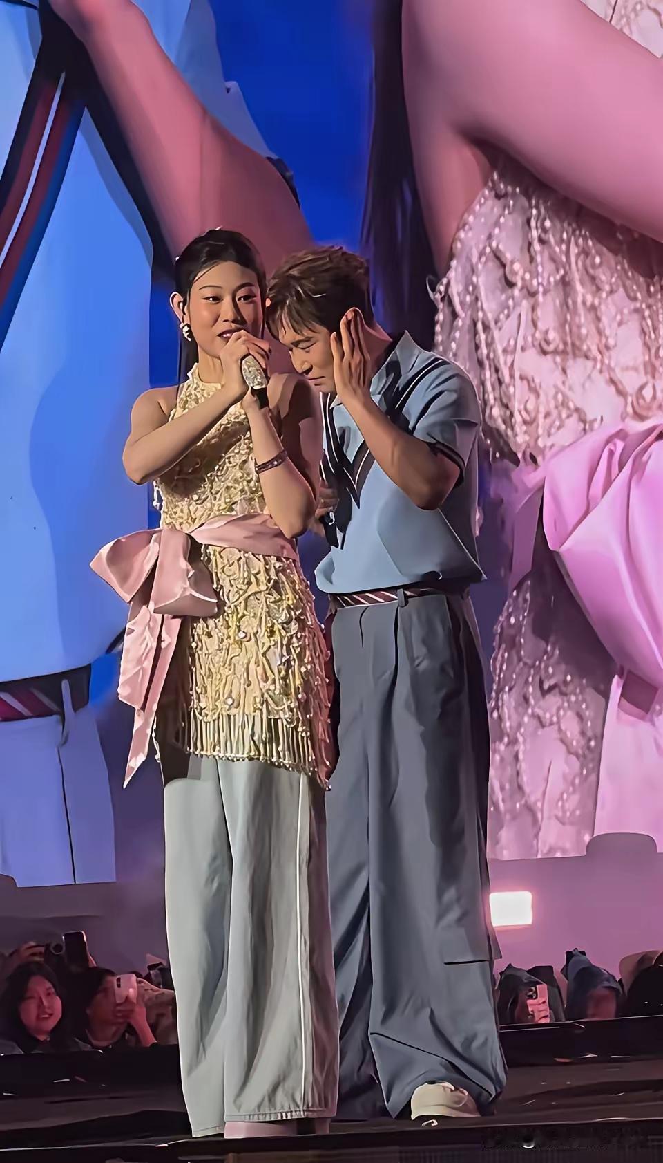 小沈阳把闺女沈佳润护得也太严实了！看沈佳润穿的裙子，和模特款是同一款，可她里面加