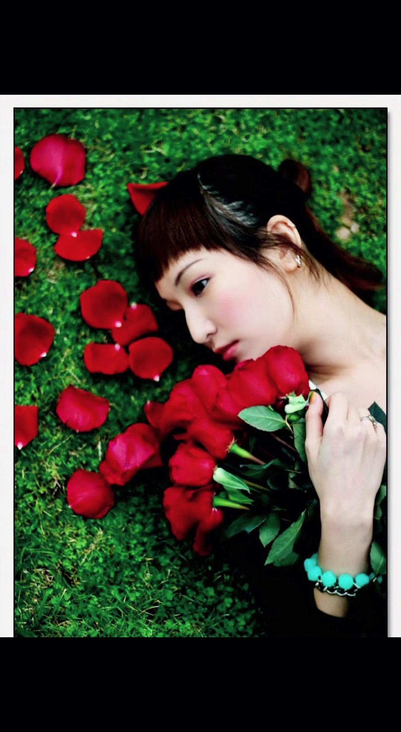🌹玫瑰碎成月光，她把心事埋进草香🌿。风偷吻花瓣，却读不懂这寂静的热烈。