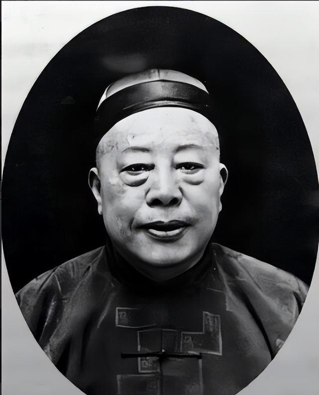 1922年，黄金荣带着4个保镖在一个戏院看戏，看得正开心的时候，突然有一把手枪顶