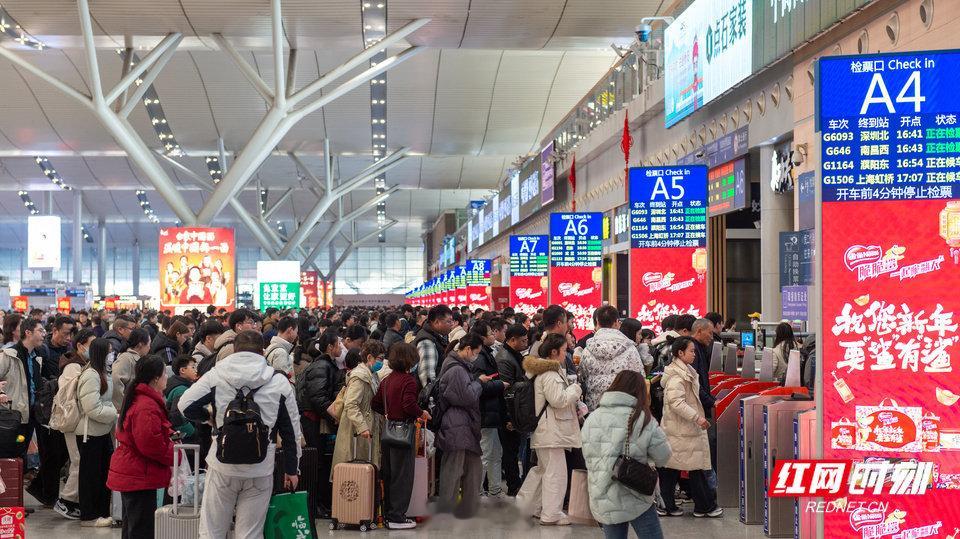 【 春节假期广铁湖南地区发送旅客408万人次 】从广铁集团获悉，春节8天假期，客