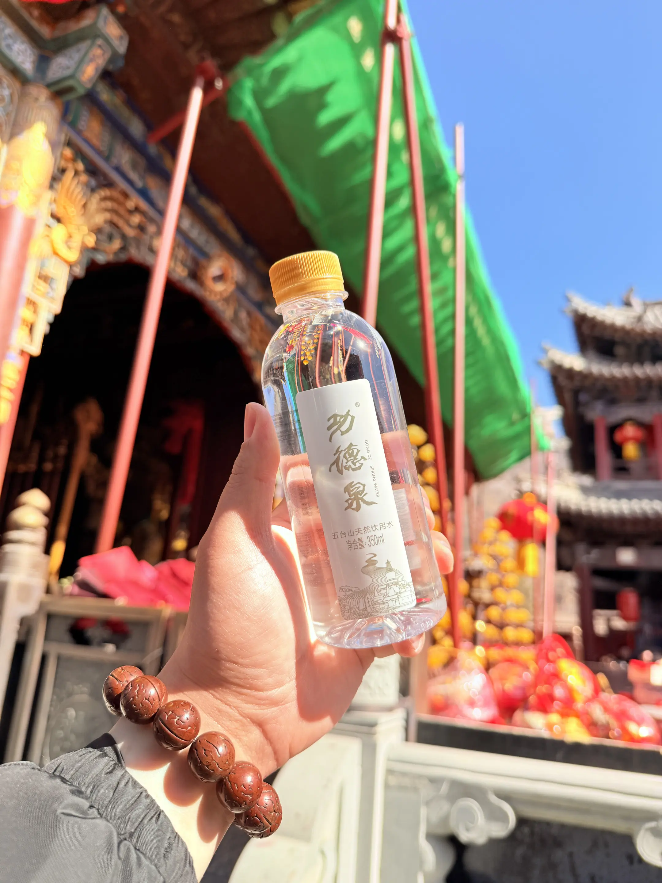 五台山是一个神圣的地方， 那么八功德泉水也是一个神圣的山泉水。