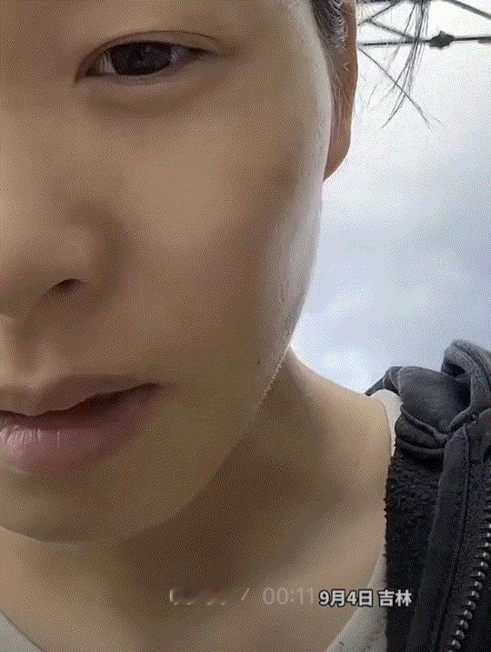 吉林，一女子眼睛里不慎钻进一只小飞虫，而女子接下来徒手刨虫的操作，直接看呆众人。