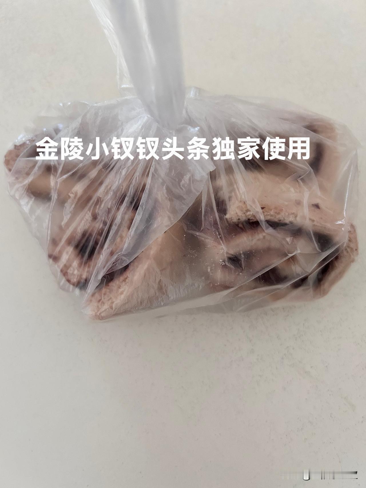 童言童趣乐无穷

刚刚我带着小虎去校外机构接宝儿放学回家，老师让在门外等着。小虎