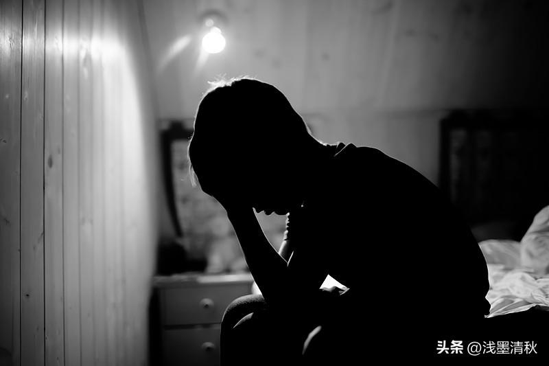 手头拮据，
便渐渐和不少人拉开了距离。
并非生性冷漠，
实在是无力周旋繁杂的人情