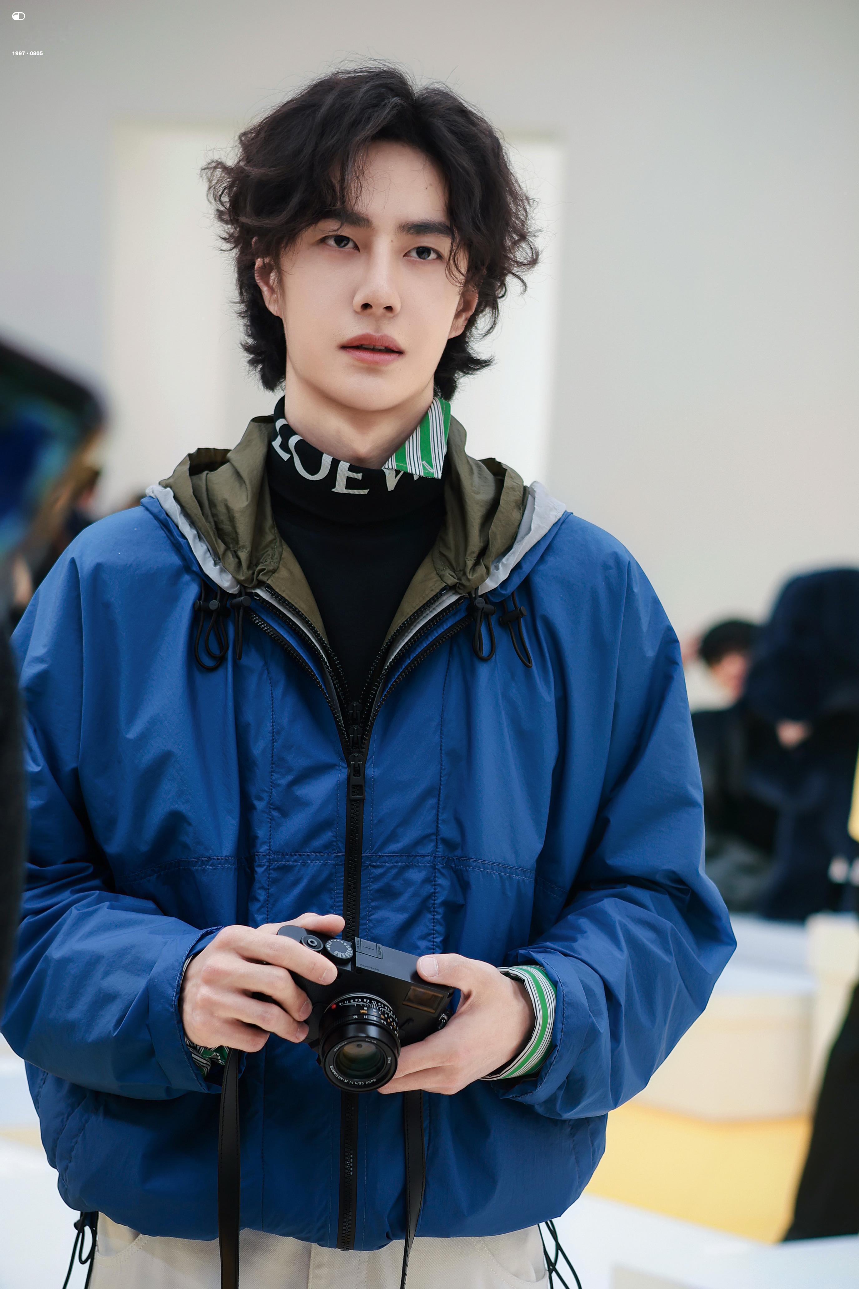 王一博青年演员王一博 虽然现在我还不能和你并肩 但总有一天我会走到你的面前​​​