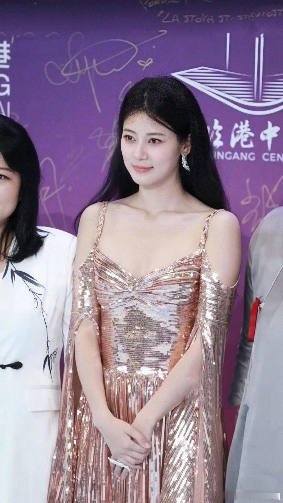 #赵昭仪领奖说我们是花儿与少年#赵昭仪的发言让人梦回了，特别是对于如此真诚的发言