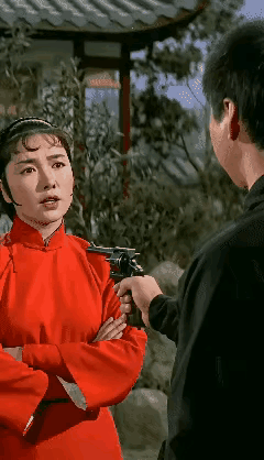兵不厌诈。
黑衣男死不瞑目，怪就怪在他太自负，太大意，太轻敌了。