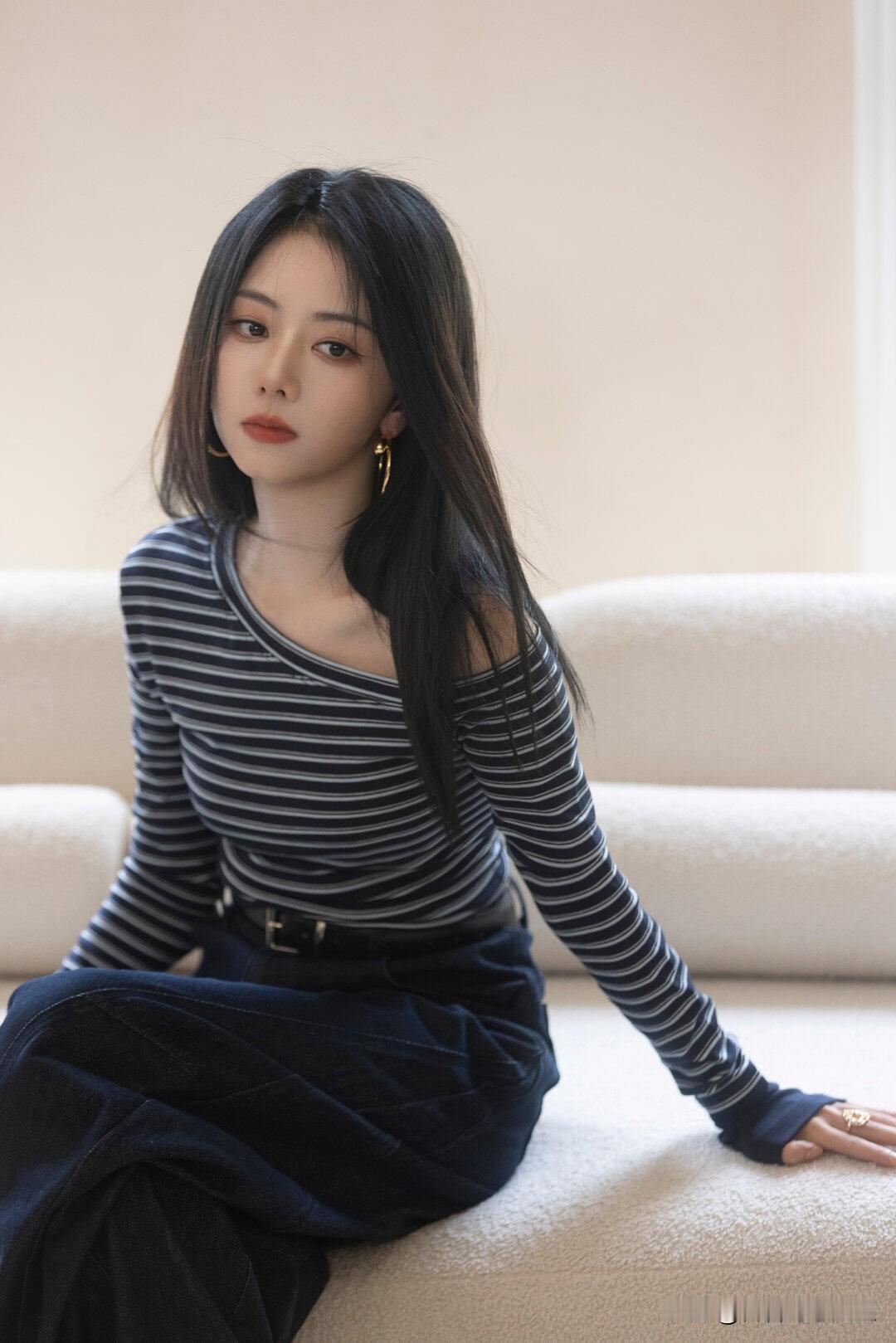 谭松韵优雅的[捂脸] 黑裙与条纹衫的完美搭配，尽显都市女性魅力。 [送自己一朵花