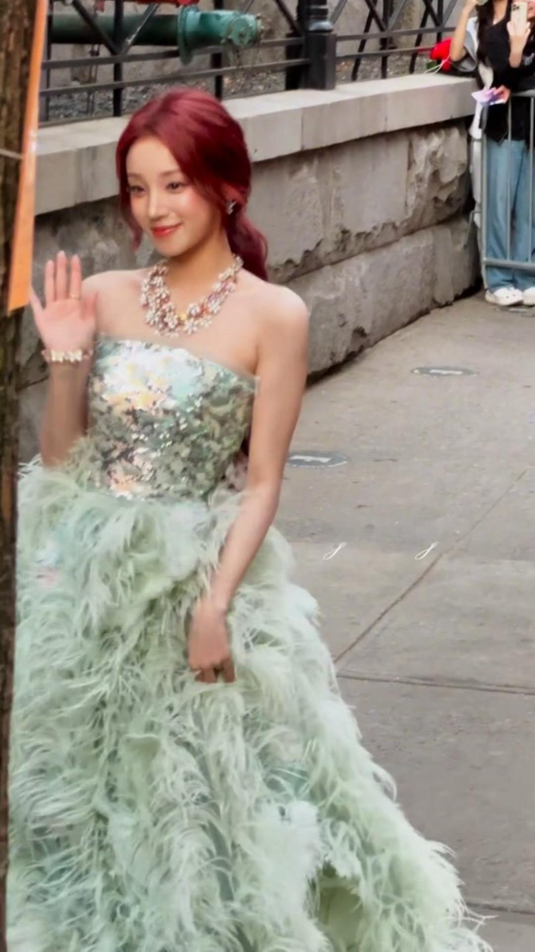 公主轻轻松松闪耀纽约还和粉丝牵手合影了我要哭晕🥹🥹🥹宋雨琦和粉丝牵手合影宋