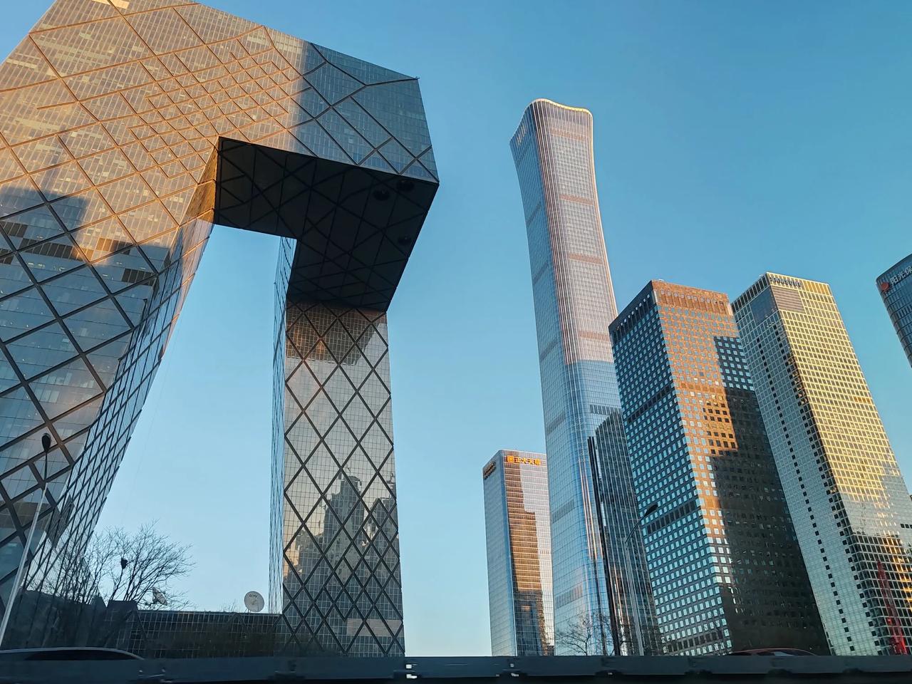 懂得最基本的礼节礼貌和懂感恩，这是人和人交往的基础，在很大程度上，也是人生在正常