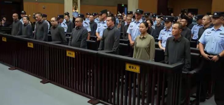 迟来的宣判，
终于等来了这一天，
当听到有11人判死刑的时候，说实话，一点也高兴