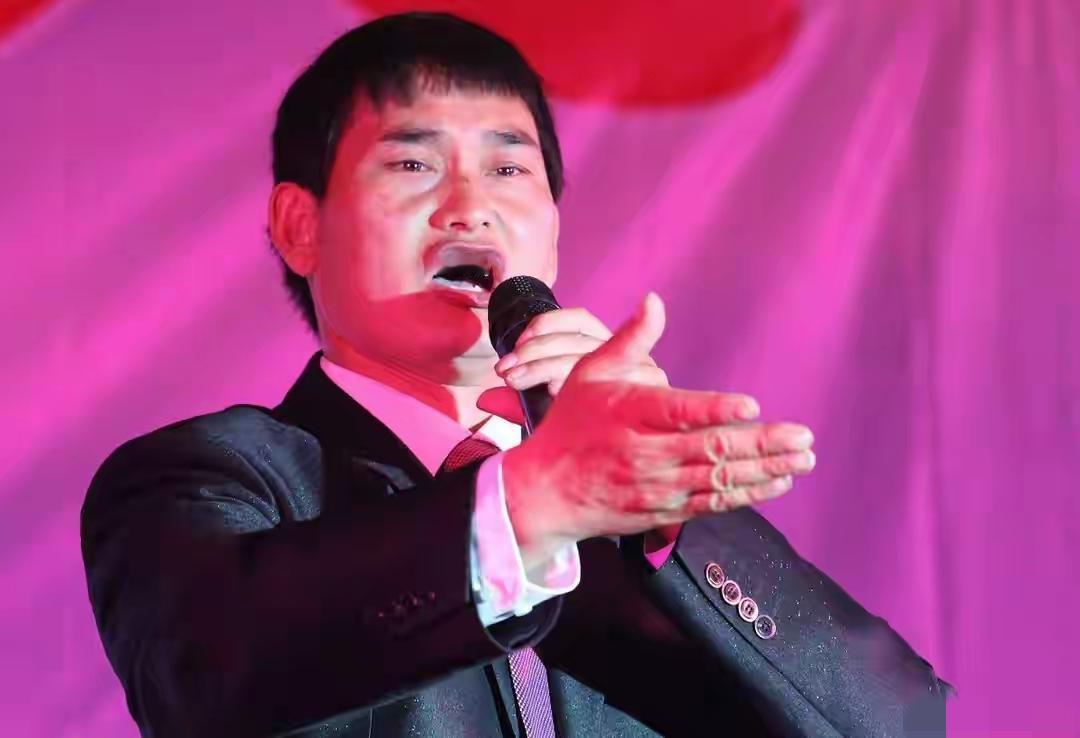 网传大衣哥商演10万元唱3首歌的消息引发热议，本人对此正式回应，明确否认该传闻，