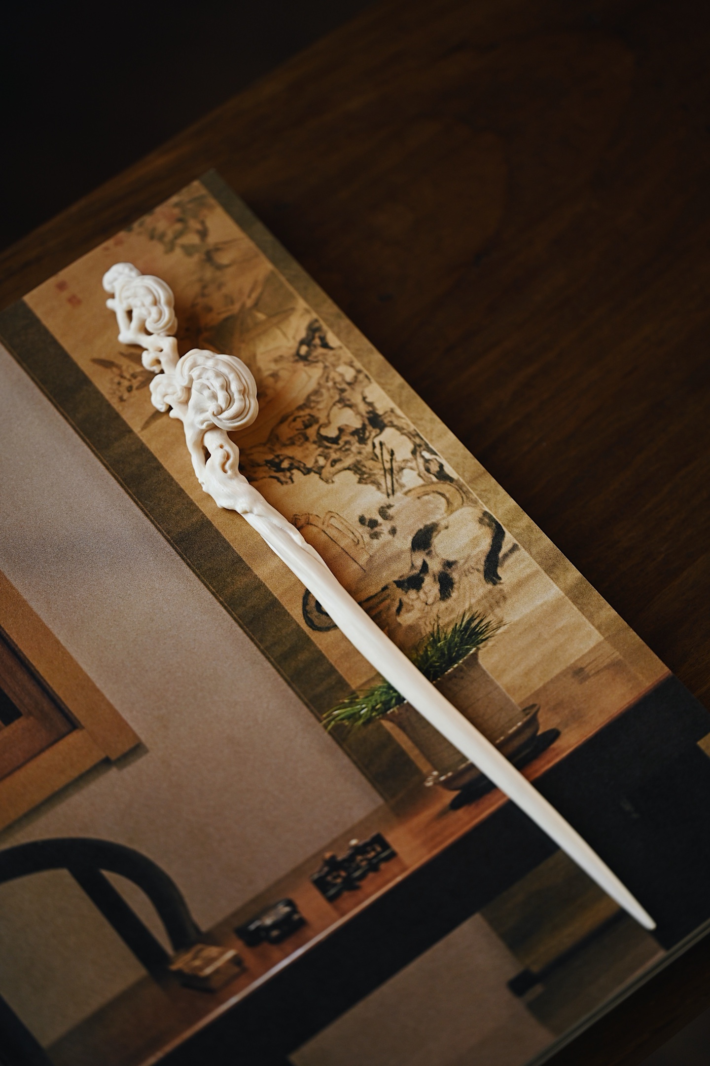 猛犸 | 灵芝 发簪雕刻纹理枝蔓宛然如生，料质细腻如凝脂，灵芝造型立体灵动，簪身