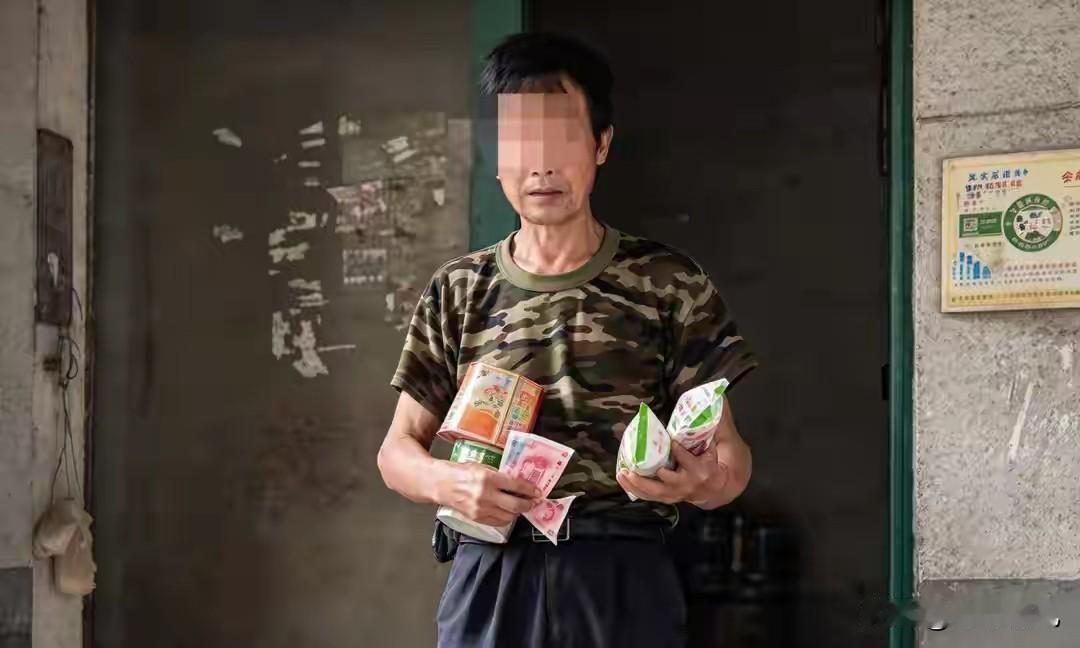 老人捡了21年废品，一查竟是国企退休！账户躺着42万愣是不知道！
 
在湖南常德