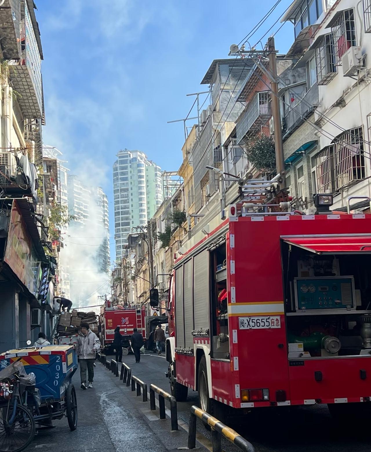 厦门八市附近火灾…

在开元路口这里，火很大，说真的像乱拉电线、木板搭盖这些问题