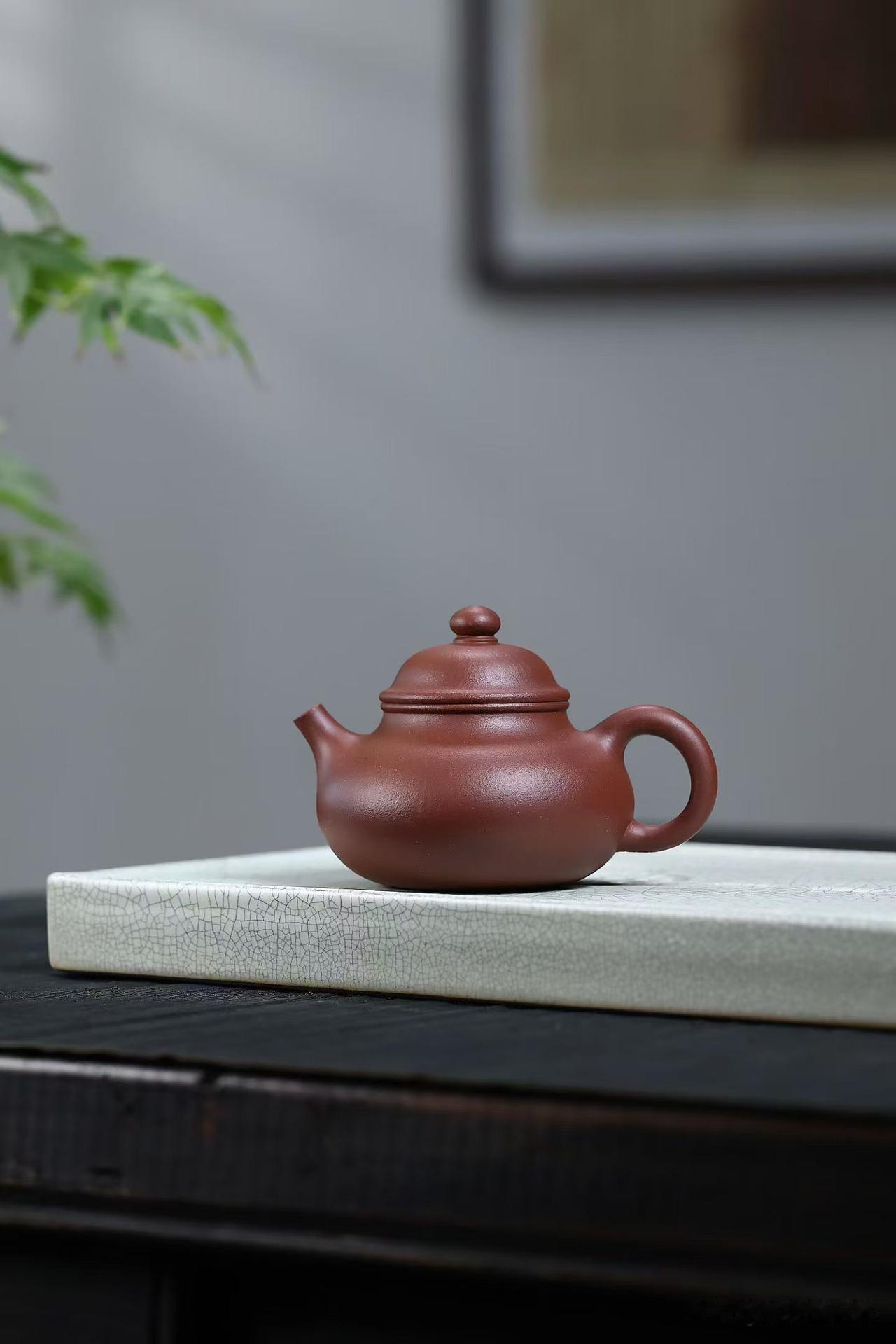 综观紫砂陶的发展史，无不与国家民族的兴衰联系在一起。在康熙、雍正、乾隆之后，清代