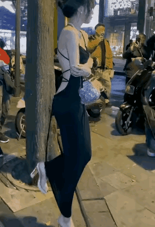 我的那个天啊！这个美女抗寒力真强。他为了追求美。不要命了。这么冷的天气。其他人个
