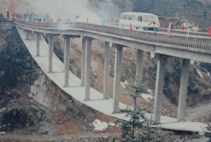 1989年，湖南邵阳洞口县淘金桥正式通车，这座全长 74 米的特色桥梁造型独特，