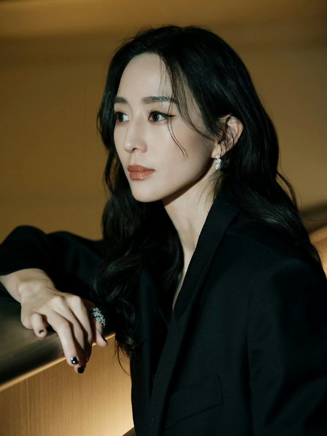 老公姐的帅气从不让人失望！全黑造型利落又带感，冷艳眼神配上强大气场，帅与美的融合